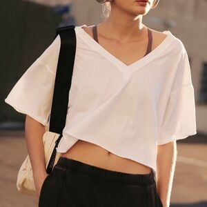 FP MOVEMENT by FREE PEOPLE INSPIRE TEE VNECK White Top Medium EUC